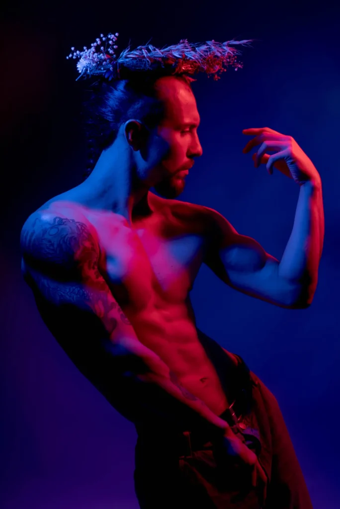 Crowned, in profile, in red and blue