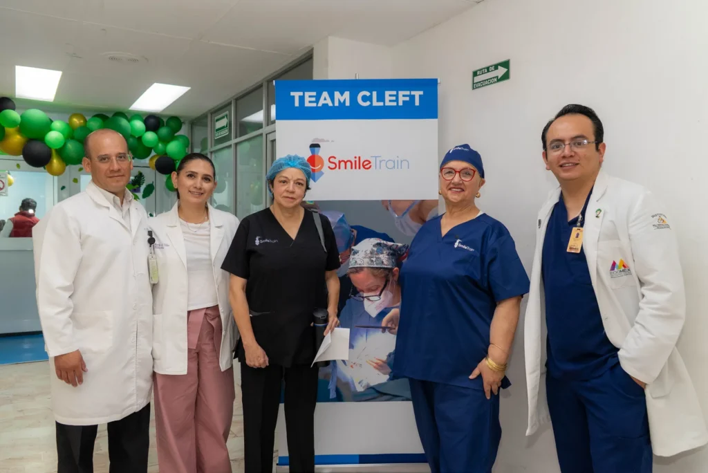 The surgical team by the Team Cleft sign