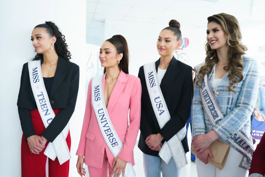 The titleholders with Miss Universe Guatemala
