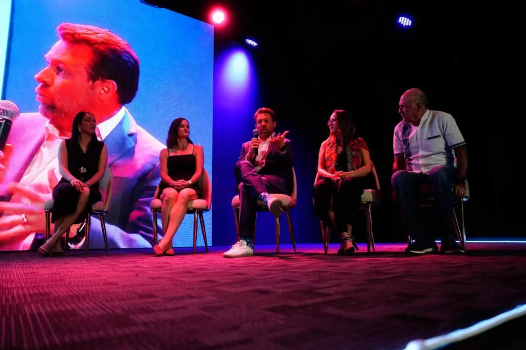 The panel of the night, a speaker on the big screen