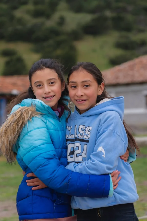 Jennifer and a friend, a hug in the mountains